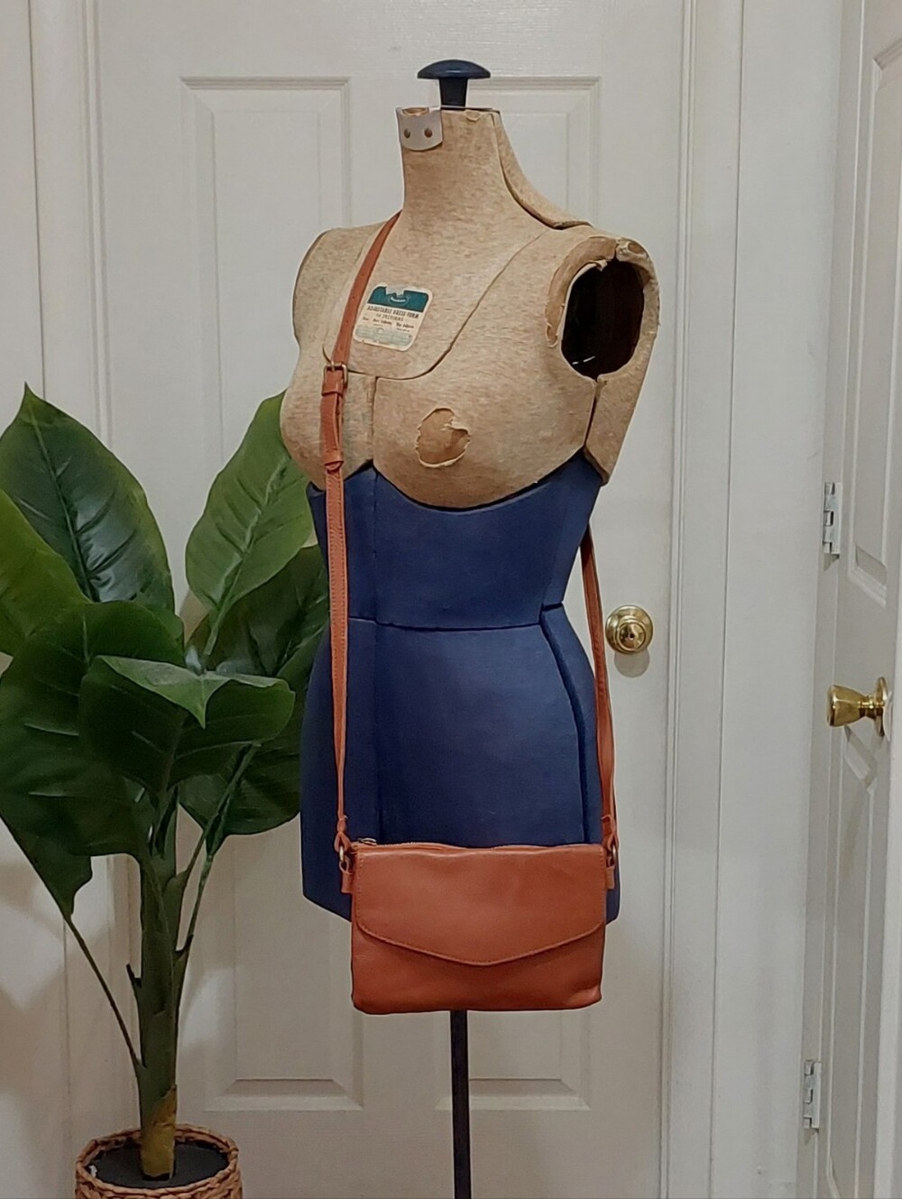 Vilenca Holland Everyday Tan Leather Crossbody Bag